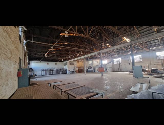 2,800M² WAREHOUSE FOR SALE IN VILLAGE DEEP